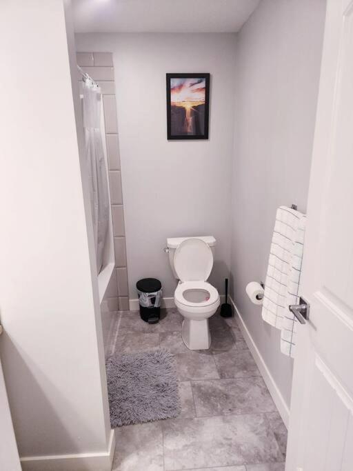 Deluxe 2 Bedroom Suite With*Netflix/Cable/Prime Edmonton Exterior photo