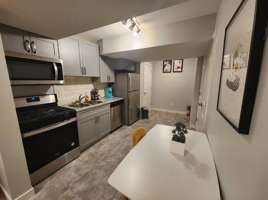 Deluxe 2 Bedroom Suite With*Netflix/Cable/Prime Edmonton Exterior photo